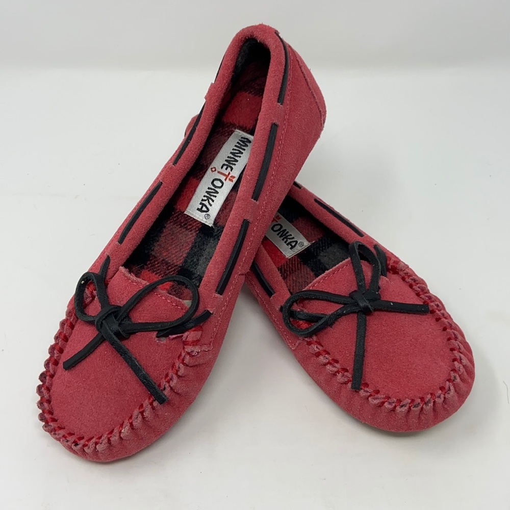 Minnetonka Moccasin NEW Ladies Size 7 flannel lined Warm Pink/Raspberry Colored